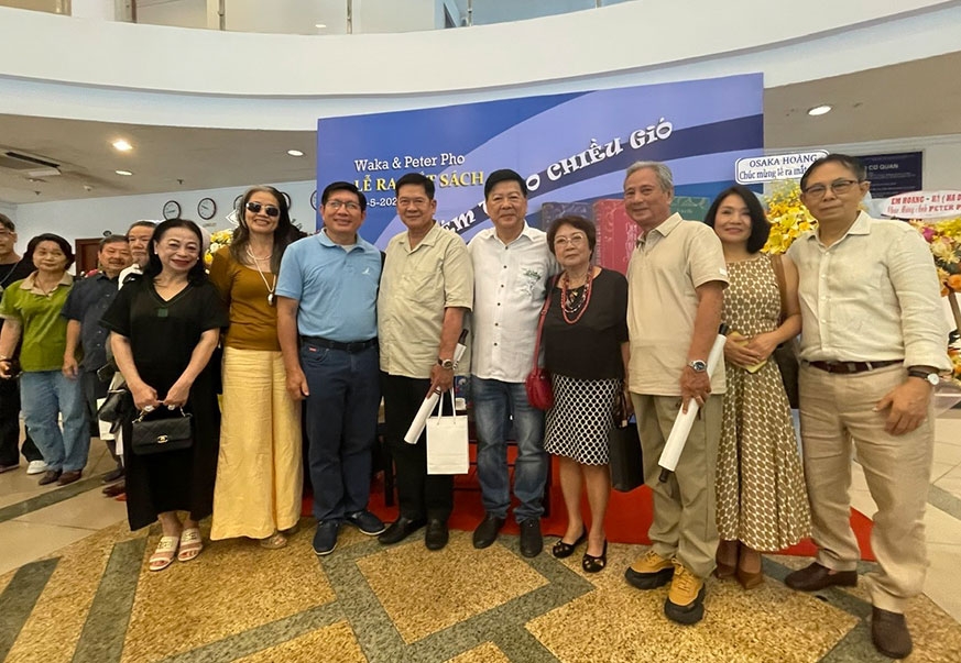 Lễ ra mắt tuyển tập tản văn “Chém theo chiều gió” của tác giả Peter Pho Lễ ra mắt tuyển tập tản văn “Chém theo chiều gió” của tác giả Peter Pho